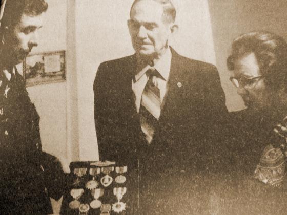 Major Charles H. Pritchett presented posthumous awards to the parents of Sgt. Larry F. Davis after his death in September 1970 in Vietnam. Arvil and Roma Davis receive a Bronze Star, an Air Medal and Purple Heart. Pritchett remarked, “This exceptional boy went beyond the call of duty. The two-year serviceman volunteered for NCO school and accepted more responsibility than the average young man who enters the service. 