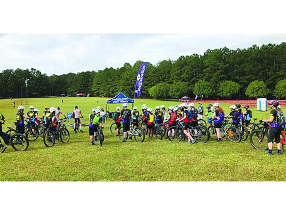 Team Cartecay riders line up to start the race at Dauset Trails.