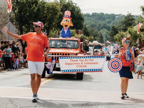 The Friends of the Gilmer Animal Shelter parade float. (@photosbylindsayann)