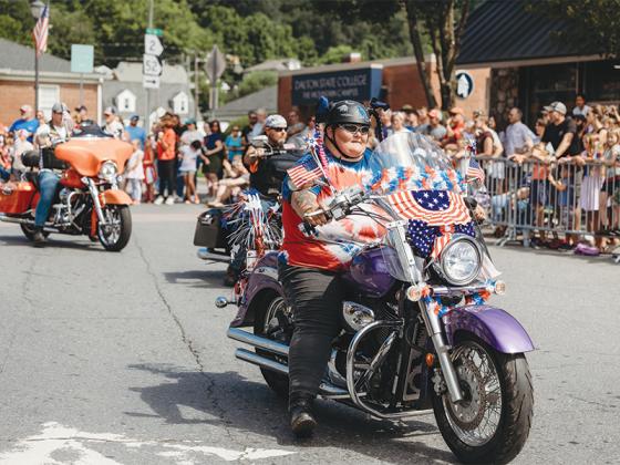 Star spangled motorcycles in the parade. (@photosbylindsayann)