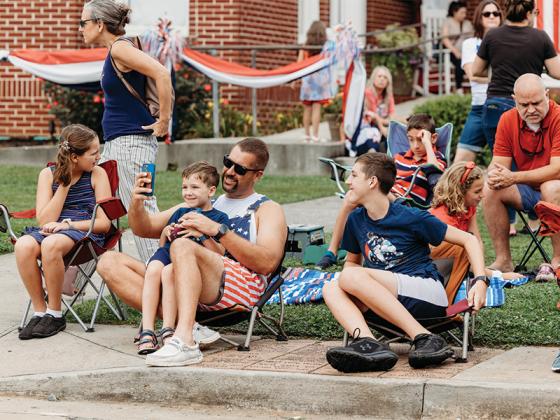 A family enjoying the festivities. (@photosbylindsayann)