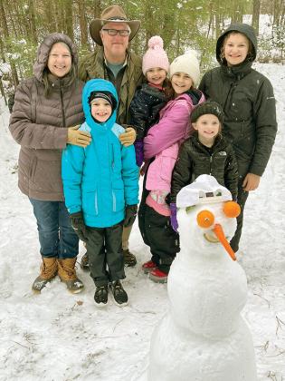 Mary and Joe Hensley with grandchildren Emma, Olivia, Barrett, Kensie, Rowan and snowman Bugsie.