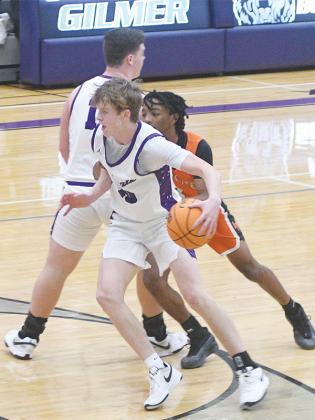 Gilmer’s J.D. Taylor gets a screen from fellow senior Blane Banks, and Taylor scored 23 points and grabbed eight rebounds against Calhoun.