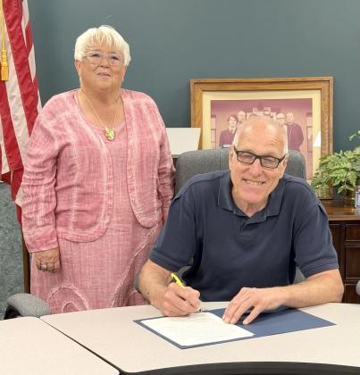 Along with Daughters of the American Revolution Captain James Kell Chapter Regent Danette Ozment, left, Ellijay Mayor Al Hoyle, right, signs the America 250 Proclamation for Ellijay.