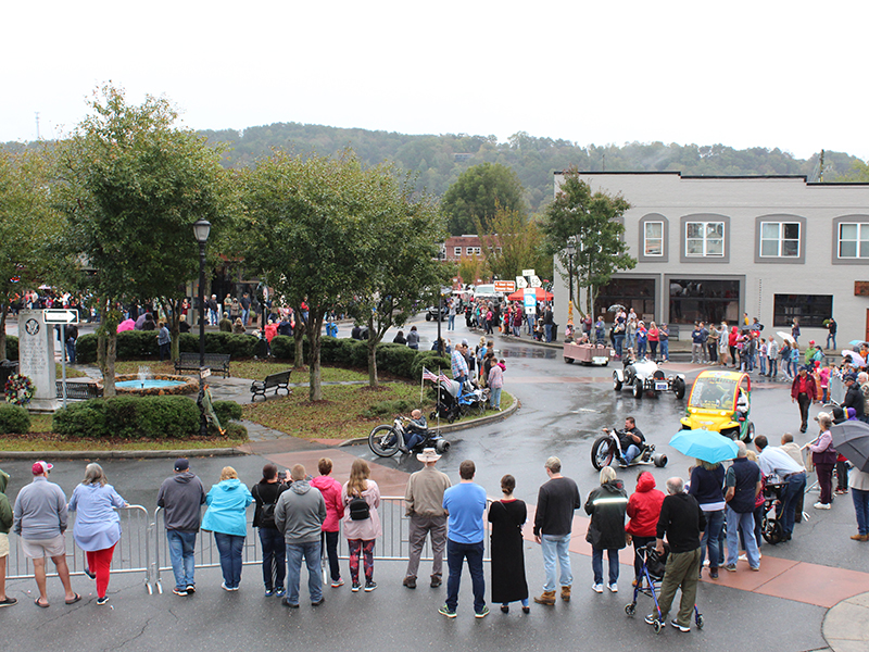 Last year’s Apple Festival Parade took place on a drizzly Saturday morning, with hundreds of people turning out for the festivities. As of press time, this year’s weather forecast is for a cool, clear morning.