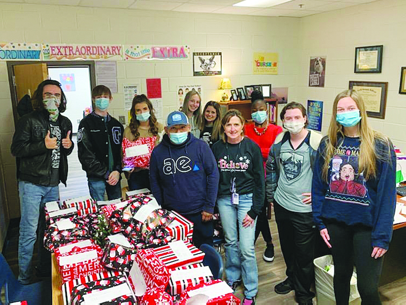 Mountain View Elementary’s Tina Watkins is joined by Gilmer High entrepreneurship students who delivered Christmas gifts to MVE last Tuesday. 