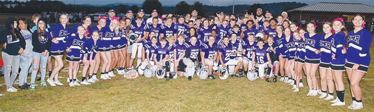 Clear Creek seventh-grade football players, coaches, cheerleaders and managers gather after the Bobcats’ 8-6 championship victory over Lumpkin County last Wednesday. (Photo Courtesy of Jerry Daves/Allstar Photo)